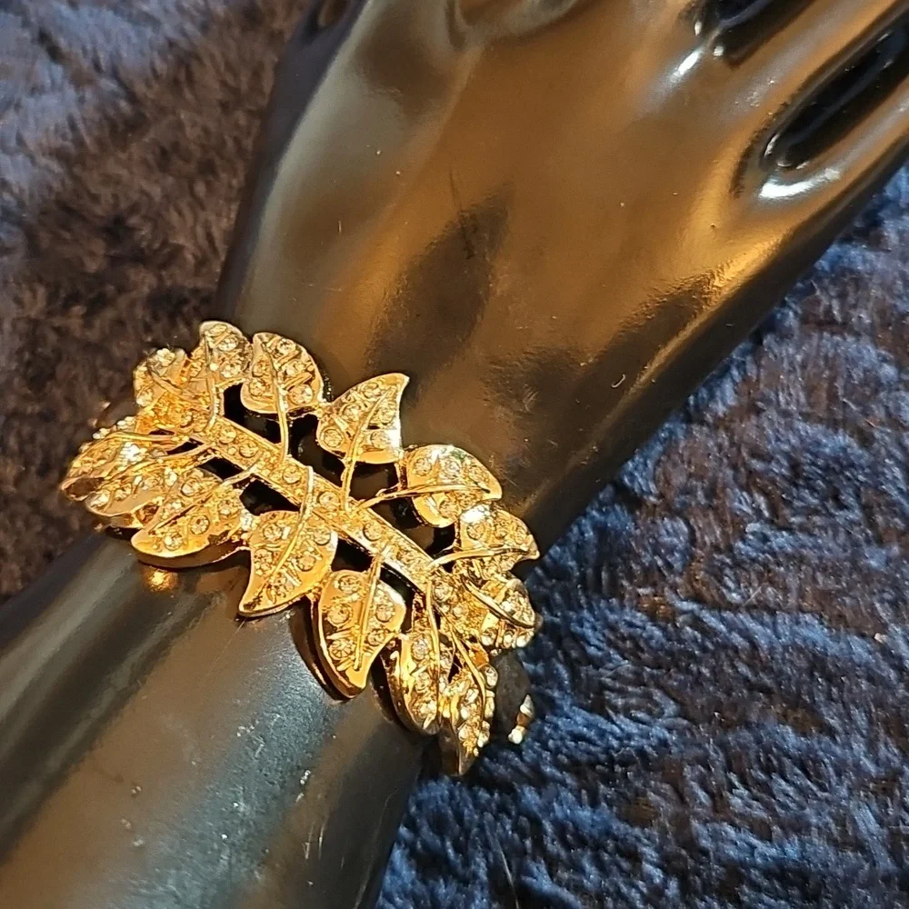 Lavencious Intricate Gold Leaf Ring with Crystals. - Picture 2 of 4
